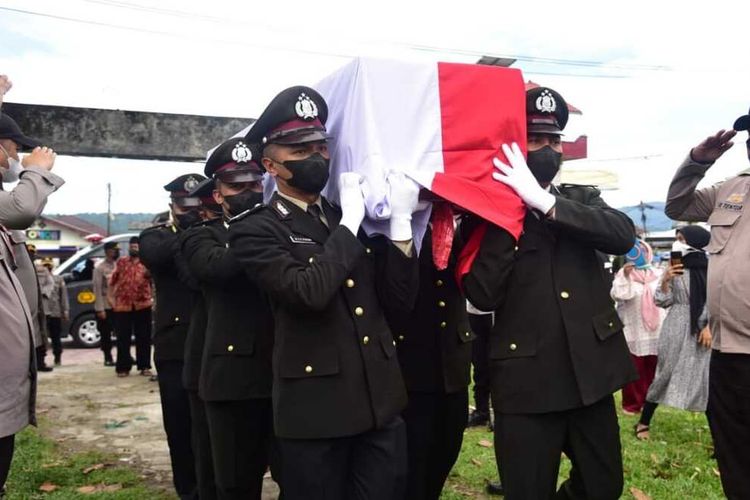 Wakapolda Maluki, Brigjen Pol Jan de Fretes memimpin uoacara pemakaman almarhum Brigpol Mihamad Faisal di Taman Makam Umum (TPU) Bahagia Ambon, Rabu (23/2/2022)