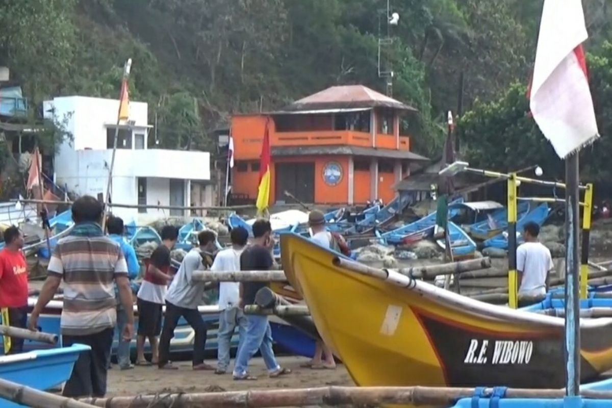 Nelayan Pantai Baron Mengevakuasi Perahunya Karena diperkirakan Siang Nanti Terjadi Gelombang Tinggi