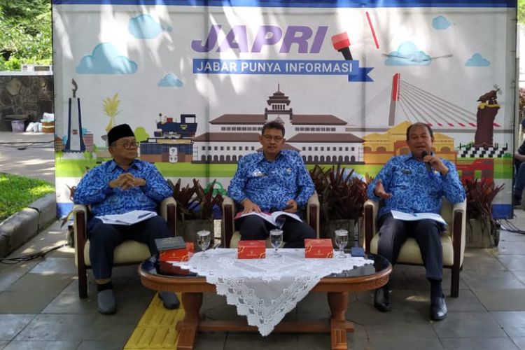 Kepala Dinas Ketahanan Pangan dan Peternakan (KKP) Jabar, Koesmayadi Tatang, Asisten II Seta Jabar Eddy Nasution, dan Kepala Dinas Perindustrian dan Perdagangan Provinsi Jawa Barat Muhammad Arifin saat memaparkan rencana operasi pasar murah jelang bulan Ramadan dalam kegiatan Jabar Punya Informasi di Gedung Sate, Jalan Diponegoro, Kamis (25/4/2019).  