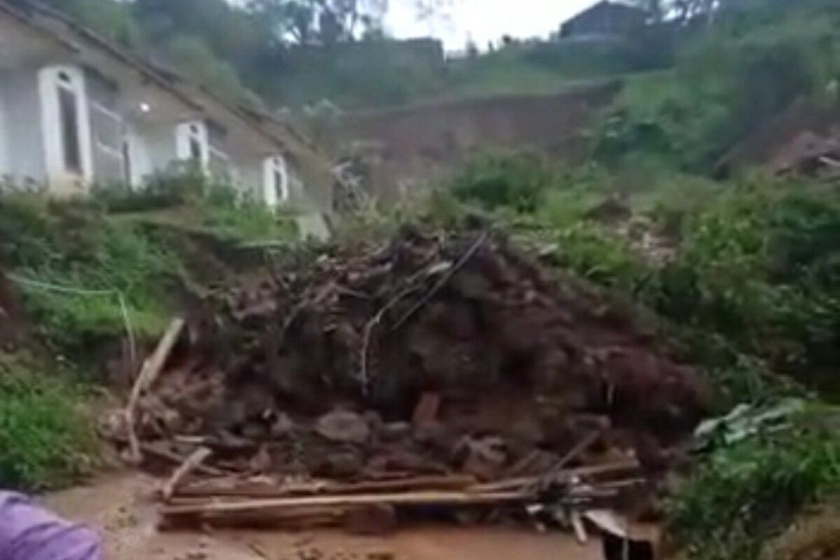 Longsor menimbun 14 rumah di Cihianjuang, Cimanggung, Sumedang, Jawa Barat, Sabtu (9/1/2021). 