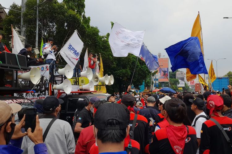 Gaji UMR Kota Serang masih berada di bawah UMR Serang Kabupaten, yang mana UMK Serang Kabupaten adalah Rp 4.492.961. Sementara UMK Serang Kota adalah Rp 4.090.799.