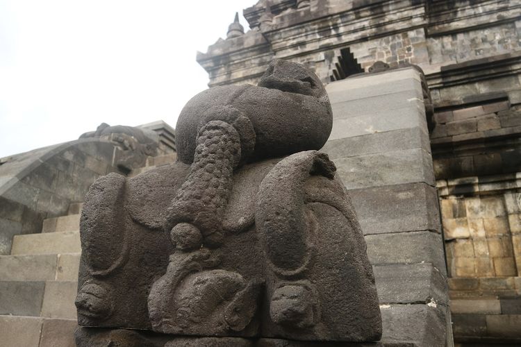 Arca Makara, arca paling depan di Candi Mendut ini menurut sejarahnya merupakan hewan hybrid atau mitologi. Ia berfungsi sebagai penjaga paling depan Candi Mendut.