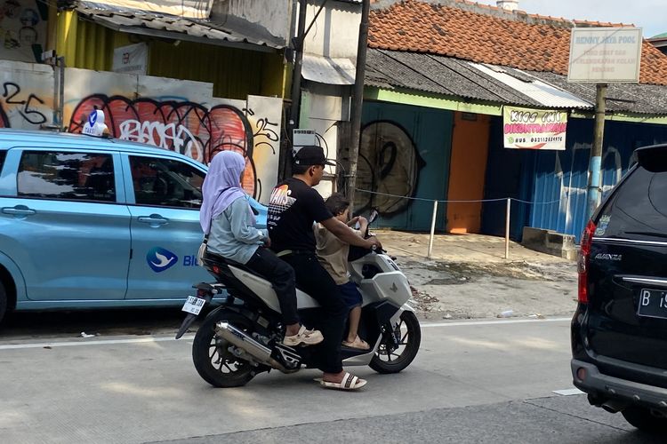 Ingat Bahaya Naik Motor Bonceng Lebih dari Satu Penumpang