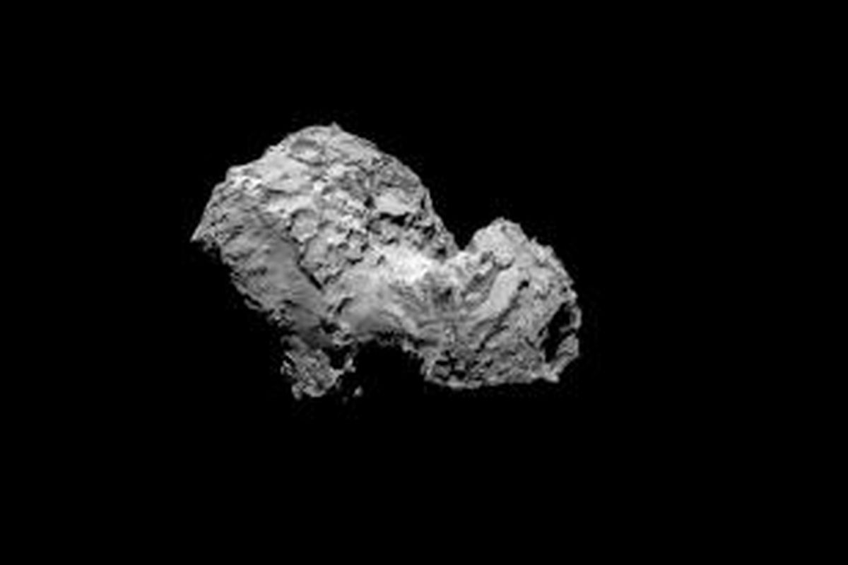 Wajah komet Comet 67/P Churyumov-Gerasimenko yang dipotret Rosetta pada 3 Agustus 2014. Komet tampak berbentuk serupa bebek. 