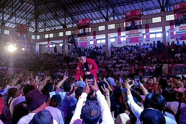 Ketua Umum Partai Solidaritas Indonesia (PSI) Kaesang Pangarep, saat menghadiri kegiatan Mawar Melawan PSI Bali di Lapangan Basket Gedung Olahraga Ngurah Rai, Denpasar, Bali, pada Senin (5/1/2024). Kompas.com/ Yohanes Valdi Seriang Ginta