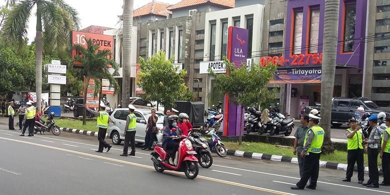 Polisi Lalulintas dari Polresta Denpasar dan Ditlantas Polda Bali menggelar razia kendaraan di jalur menuju lokasi penyelenggaraan Kongres PDI Perjuangan ke-4 di Sanur.  