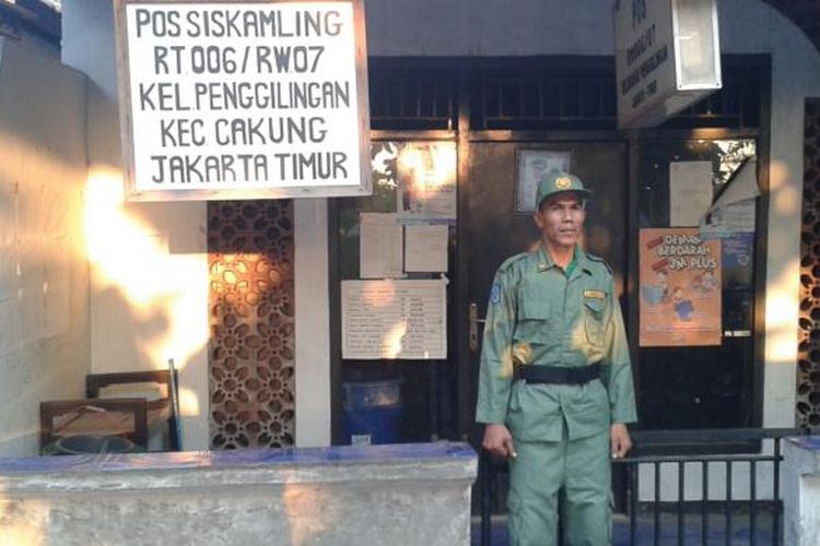 Bambang Suntarimo (42), anggota pertahanan sipil (hansip) di RT 006/07 Kelurahan Penggilingan, Kecamatan Cakung, Jakarta Timur