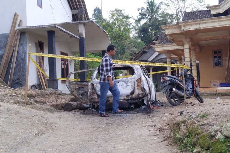 Mobil milik kepala Desa Wonokerto Kecamatan Suruh Kabupaten Trenggalek Jawa Timur, yang dibakar warganya yang diduga mengalami ODGJ, Selasa (19/08/2025).