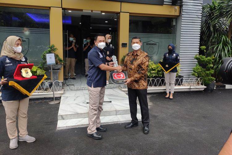 Serah terima satu unit Hino Flexicab dari Hino Motors Sales Indonesia dengan Ditreskrimsus Polda Metro Jaya