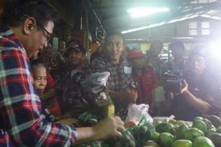 Cawagub DKI Jakarta Djarot Saiful Hidayat berbelanja buah di Pasar Embrio, Kramat Jati,Kamis (8/12/2016). 