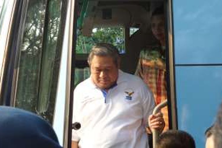 Ketua Umum Partai Demokrat Susilo Bambang Yudhoyono menyempatkan diri menyambangi bus yang mengangkut peserta mudik gratis di Parkir Timur Senayan, Jakarta, Minggu (3/7/2016).