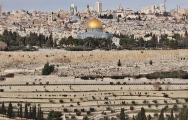 Kota Yerusalem, dianggap kota suci dan diperebutkan Palestina dan Israel.