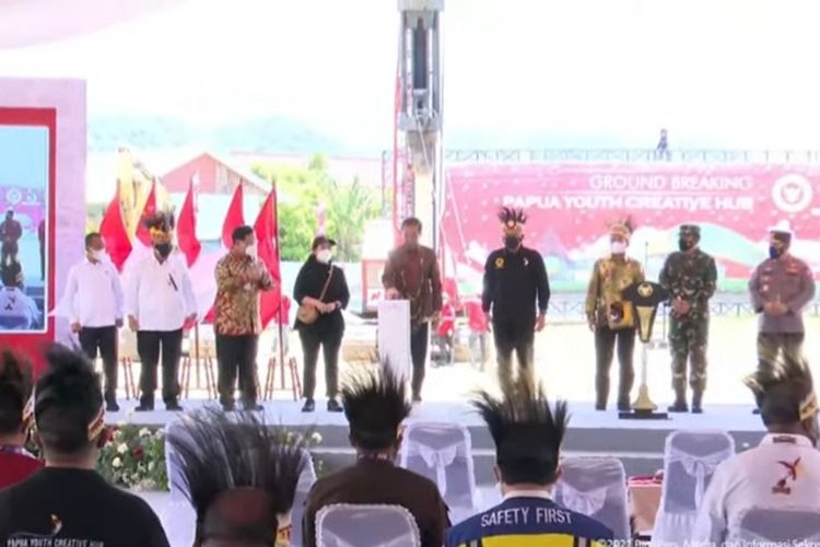 Presiden Joko Widodo Resmikan Groundbreaking Papua Creative Hub di Jayapura, Papua, Sabtu (2/10/2021)