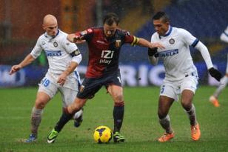 Striker Genoa, Alberto Gilardino (tengah) diapit oleh  gelandang Inter Milan, Juan Jesus (kanan) dan Esteban Cambiaso dalam laga lanjutan Serie-A di Stadion Luigi Ferraris, Minggu (19/1/2014). Inter takluk 0-1 dalam pertandingan tersebut.  