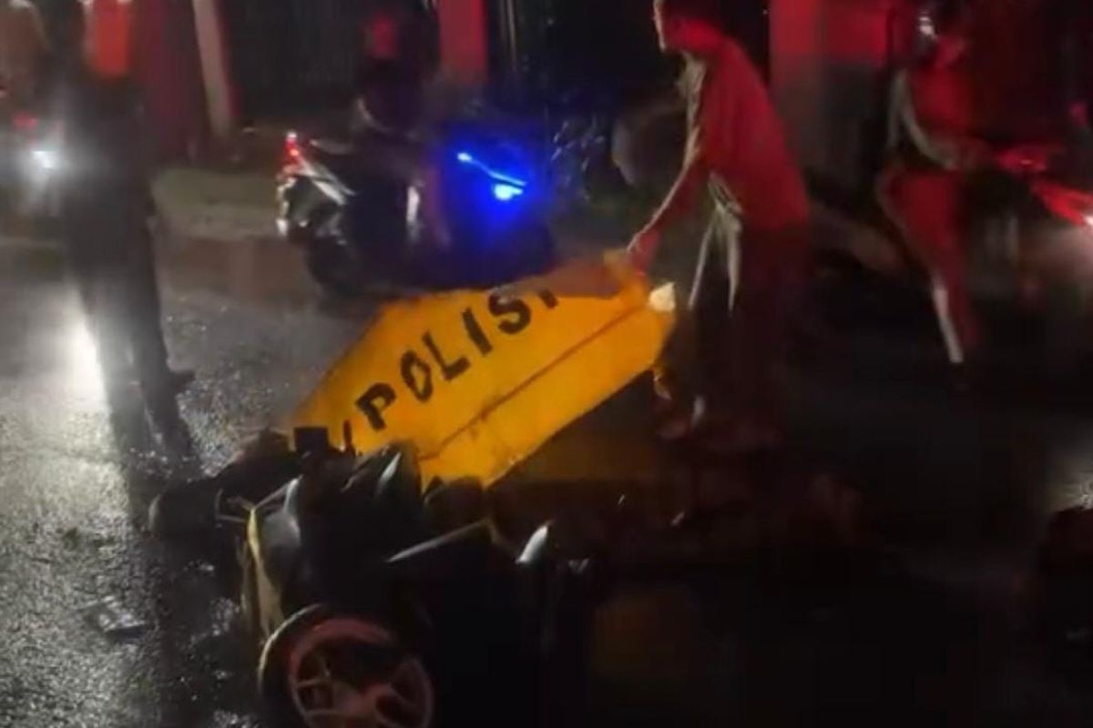 Petugas Medis dan Unit Lakalantas Evakuasi Jasad Pengendara Motor yang jadi Korban Tabrak lari di Jalur Pantura.