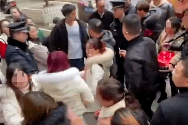Tangkapan layar pada video memerlihatkan keributan keluarga Yang dan Luo di Provinsi Guizhou, China. Luo mengajukan cerai kepada suaminya karena membelikannya bra yang kekecilan.