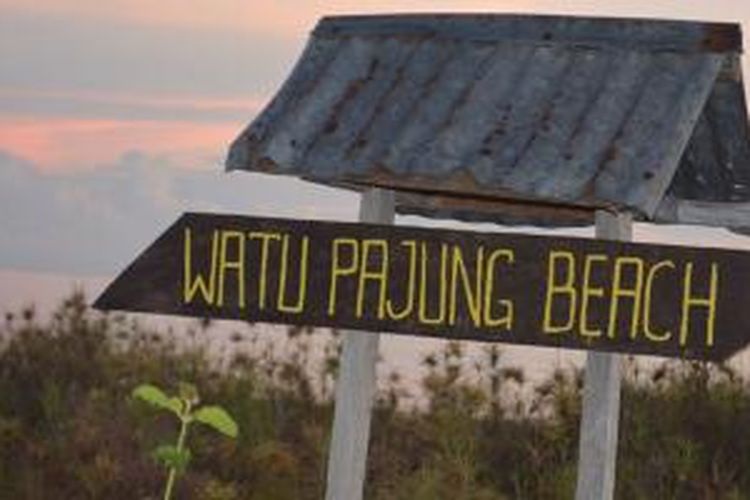Petunjuk Pantai Watu Payung di Desa Nangambaur, Kecamatan Sambirampas, Manggarai Timur, Flores, Nusa Tenggara Timur. 