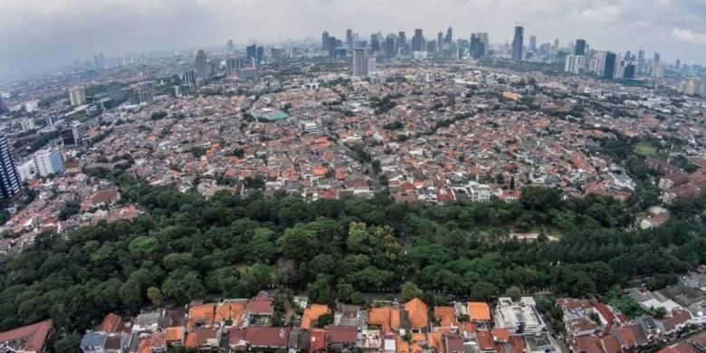 Ruang terbuka hijau di Taman Honda, Tebet, Jakarta, dikepung oleh permukiman dan gedung bertingkat, Senin (16/2/2015). Ruang terbuka hijau menjadi salah satu penyeimbang dan oasis di tengah belantara gedung kota.