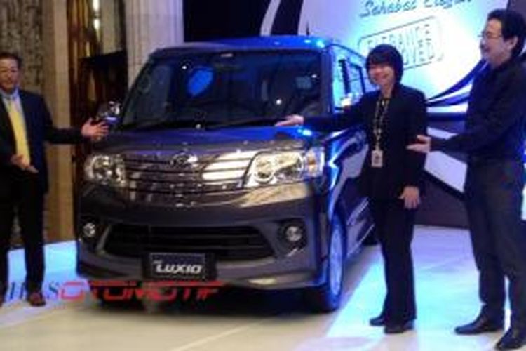 Tsuneo Itagaki (kiri) bersama Amelia Tjandra dan Toto Suryana Wijaya meluncurkan New Luxio.
