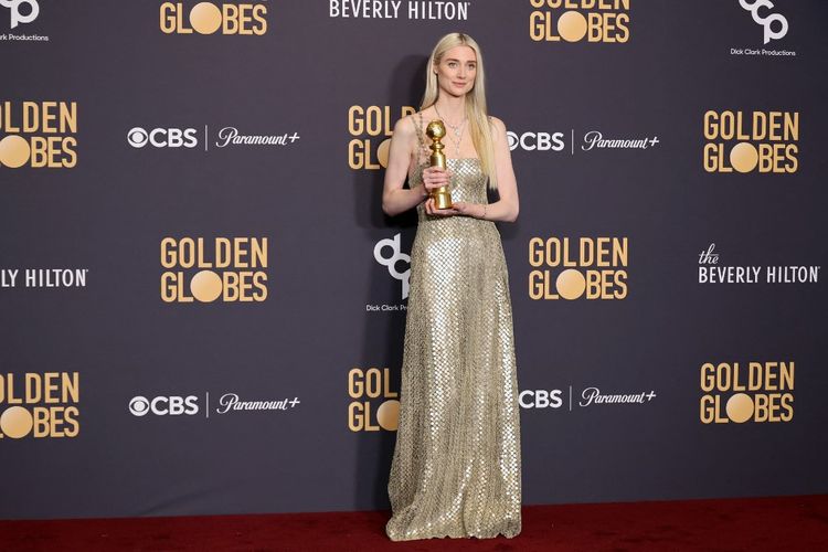 Elizabeth Debicki saat menghadiri penghargaan Annual Golden Globe Awards ke-81 di The Beverly Hilton, California, Amerika Serikat, pada Minggu (7/1/2024).