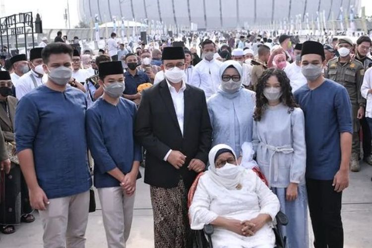 Gubernur DKI Jakarta Anies Baswedan bersama keluarganya. Putri sulung Anies, Mutiara Baswedan (kedua dari kanan), akan menikah pada Jumat (29/7/2022).
