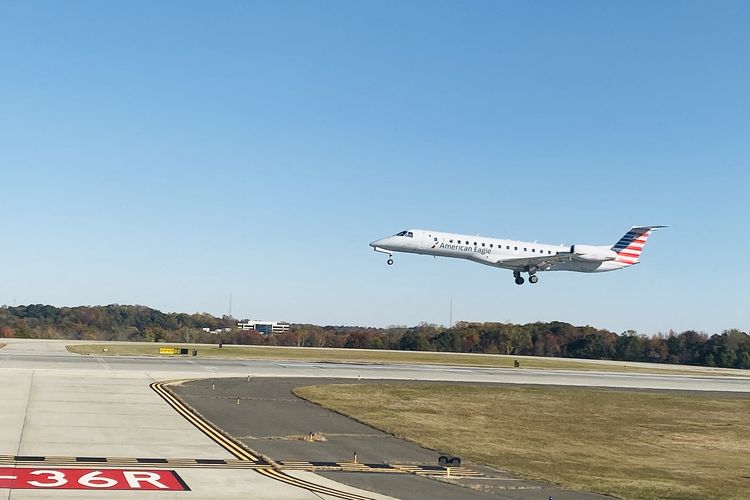 Pesawat Bombardier CRJ-700 milik American Airlines saat akan mendarat di Bandara Internasional Charlotte Douglas, Negara Bagian North Carolina, Amerika Serikat, 13 November 2019. Pada Rabu (29/1/2025), pesawat American Airlnes bertabrakan dengan helikopter di dekat Bandara Nasional Ronald Reagan, Washington DC, dan jatuh ke Sungai Potomac.