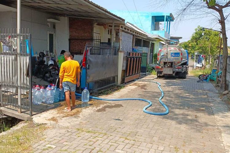Bantuan air bersih di Perumahan Graha Permata Muktiharjo, Kelurahan Muktiharjo Kidul, Pedurungan, Kota Semarang, Jawa Tengah. Selasa (21/5/2024). 