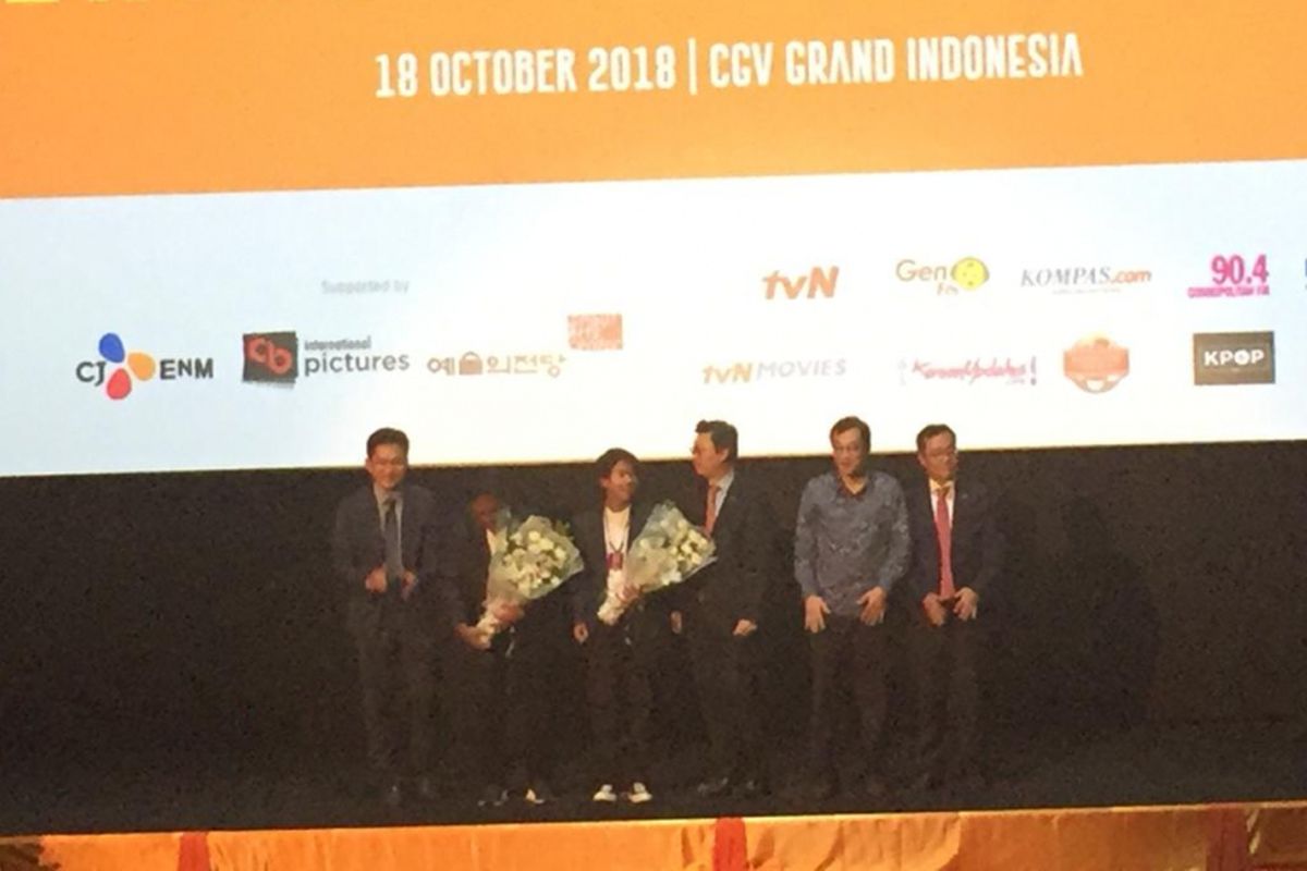 (dari kiri) , Deputy Director For Foreign Government Relations Imam Santosa, Rano Karno, Iqbaal Ramadhan, President Director of CJ Indonesia Son Yong, Director of Korean Cultural Center Con Yong Pong,South Korean Ambassador to Indonesia Kim Chang-beom, dan Director CGV Cinemas Tomy Kim saat pembukaan KIFF 2018 di CGV Grand Indonesia, Kebon Kacang, Jakarta Pusat, Kamis (18/10/2018).