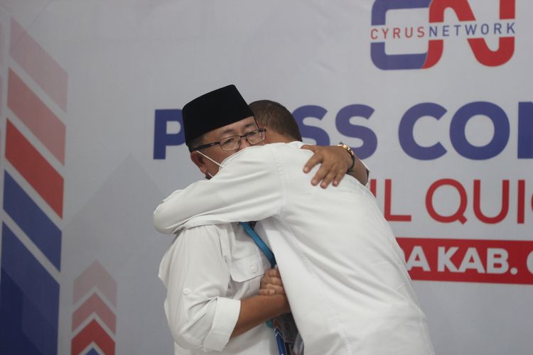 Paslon nomor urut 3 Herman Suherman-TB Mulyana Syahrudin berpelukan untuk meluapkan kegembiraan setelah dinyatakan unggul sementara pada Pilkada Cianjur versi quick count atau hitung cepat.