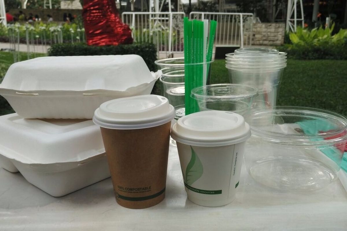 Ragam produk bioplastik Avani Eco. Selain kantung plastik dari bahan singkong, perusahaan start-up itu juga menghasilkan papercup, sedotan, dan styrofoam yang bisa terurai.