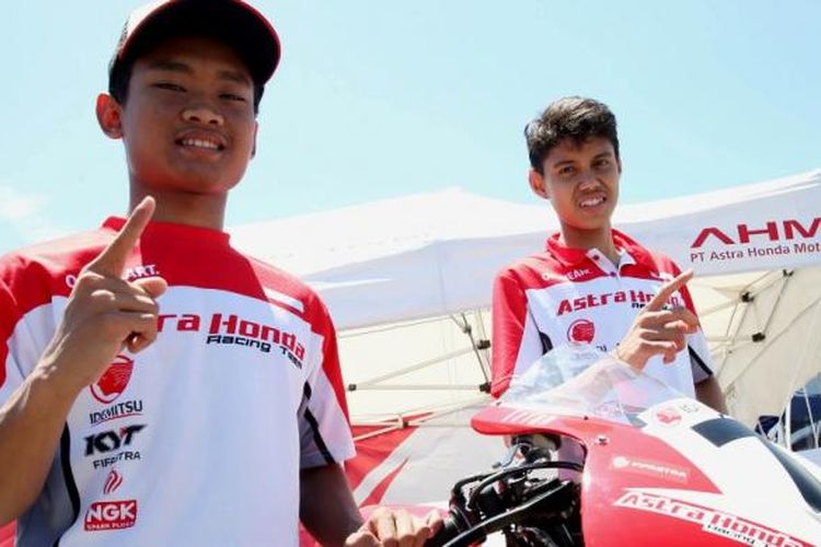 Pebalap Astra Honda Racing Team (AHRT), Rheza Danica Ahrens (kiri) dan Irfan Ardiansyah, berpose dengan motornya di Sirkuit Suzuka, Jepang, Jumat (29/7/2016).