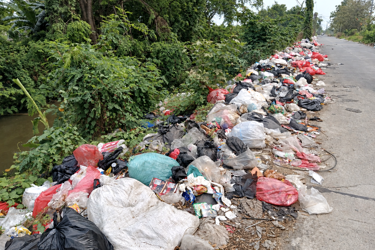 Tumpukan Sampah Menggunung di Jalan Tanggul Bekasi, Warga: Kumuh dan Bau