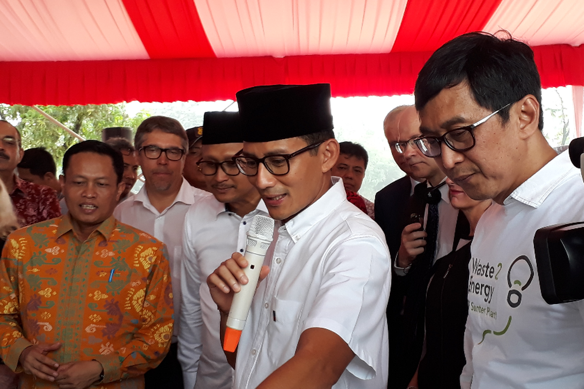 Wakil Gubernur DKI Jakarta Sandiaga Uno saat meresmikan pencanangan pembangunan fasilitas pengolahan sampah atau intermediate treatment facility (ITF) di Sunter, Jakarta Utara, Minggu (20/5/2018).