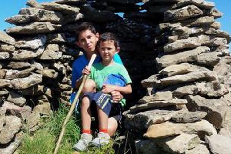 Adam dan Bazile berlibur di Lozere. Reruntuhan ini dulunya merupakan sebuah tempat tinggal.