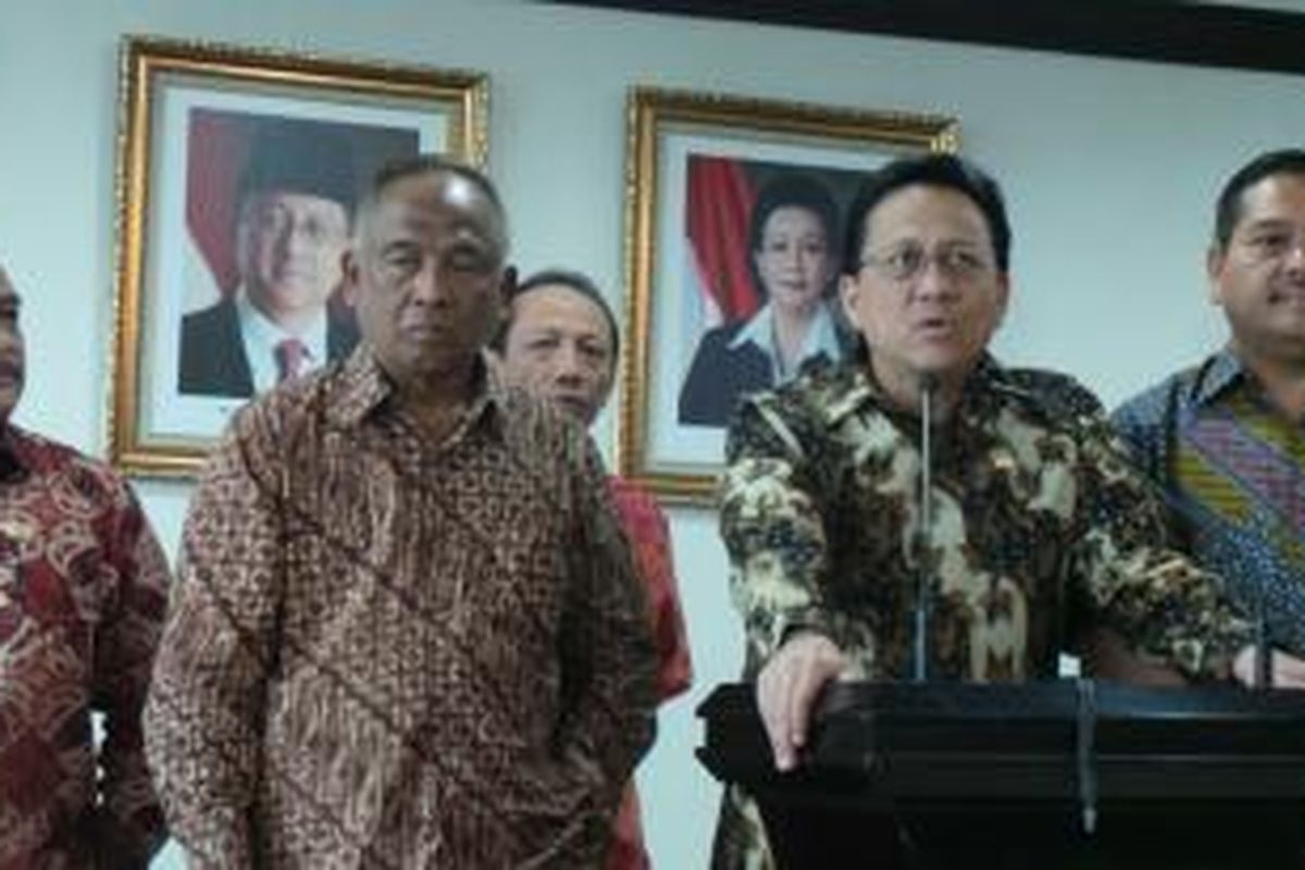 Ketua DPD RI Irman Gusman bersama Ketua sementara KPK Taufiequrrachman Ruki di Gedung Parlemen, Senayan, Jakarta, Jumat (27/3/2015).