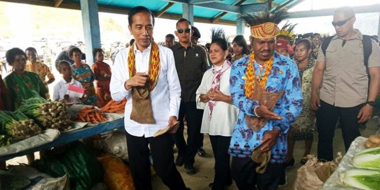 Presiden Joko Widodo bersama Ibu Negara Iriana Joko Widodo meninjau pasar khusus Mama Papua di Distrik Anggi, Kabupaten Pegunungan Arfak, Papua Barat, Minggu (27/10). Kunjungan perdana presiden setelah pelantikan yang berlangsung sepekan lalu itu bertujuan untuk meninjau infrastruktur sekaligus menyampaikan rencana pembangunan di Papua Barat dan Papua dalam masa lima tahun mendatang. 