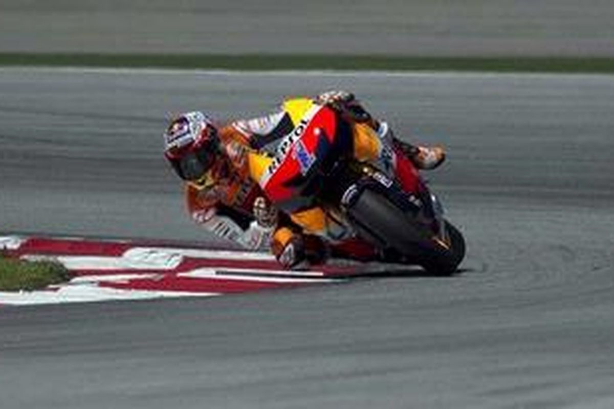 Pebalap Repsol Honda, Casey Stoner, dalam latihan resmi pra-musim MotoGP 2012 di Sepang, Rabu (1/2/12).