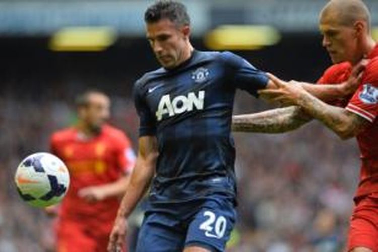 Striker Manchester United, Robin van Persie (kiri).