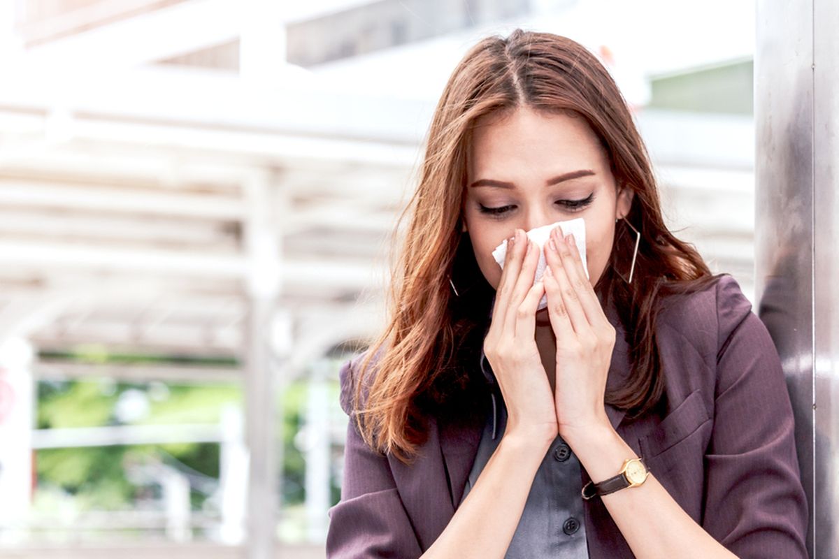 Salah satu gejala polip hidung adalah keluarnya ingus atau pilek dan kondisi ini perlu diatasi segera sebelum semakin parah.