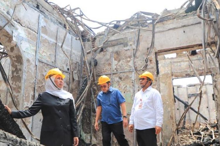 Gubernur Jawa Timur Khofifah Indar Parawansa mengaku dirinya menjadi orang yang paling sedih atas aksi demonstrasi yang mengakibatkan terbakarnya Gedung Negara Grahadi