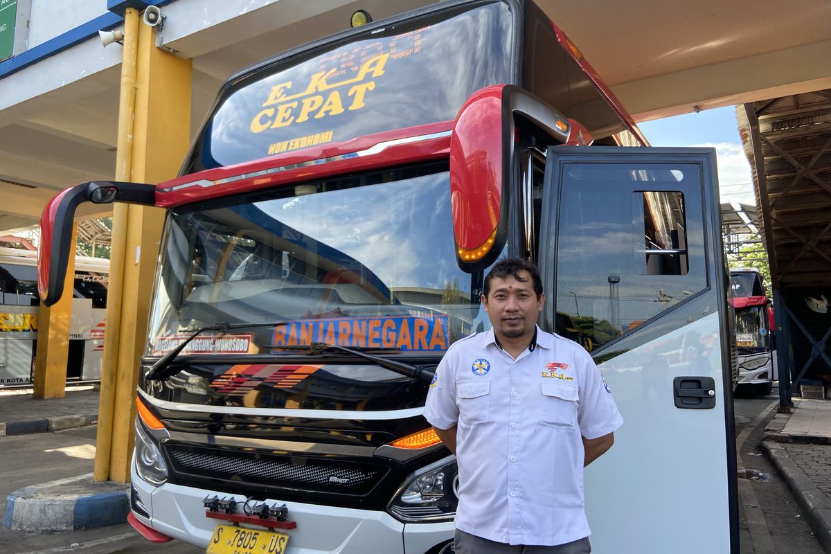 Sopir bus, Arif Hidayat asal Wonosobo di Terminal Bungurasih Sidoarjo membagikan pengalaman jadi sopir bus, Senin (21/7/2025).