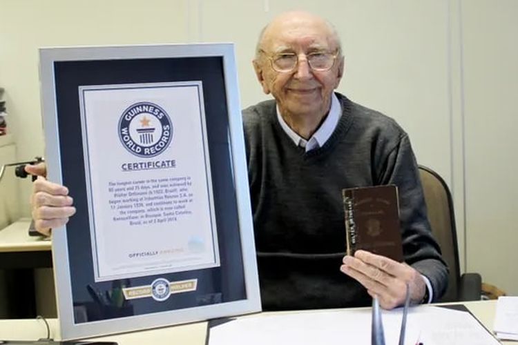 Walter Orthmann dari Brasil mendapat pengakuan itu pada April 2022 dari organisasi Guinness World Record, sebagai pegawai yang menjalani karir terlama di perusahaan yang sama, sebuah pencapaian yang diverifikasi 6 Januari 2022.