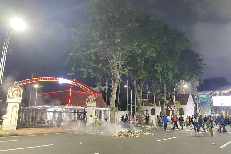 Demo di Surabaya Memanas, Massa Lempar Botol dan Petasan
