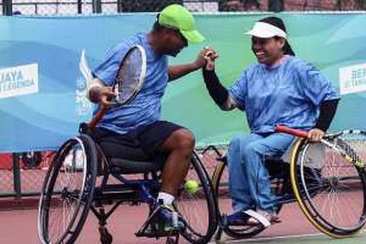 PON-PEPARNAS2016JABAR.GO.ID/AIA
Puji Sumartono dan Naila Savitri saling melakukan selebrasi usai mengalahkan pasangan asal Kalimantan Timur dalam pertandingan tenis ganda campuran.
