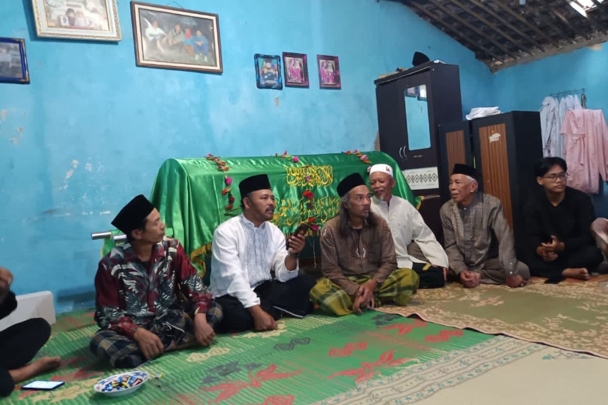 Legenda Gunung Lawu Wakiyem (82) atau lebih dikenal Mbok Yem, meninggal dunia hari ini di kediamannya, Dusun Dagung, Desa Gonggang, Kecamatan Poncol, Magetan pukul 13:30 WIB. Mbok Yem sebelumnya turun gunung karena menderita pneumonia dan dirawat di RSU Aisyiyah Ponorogo.