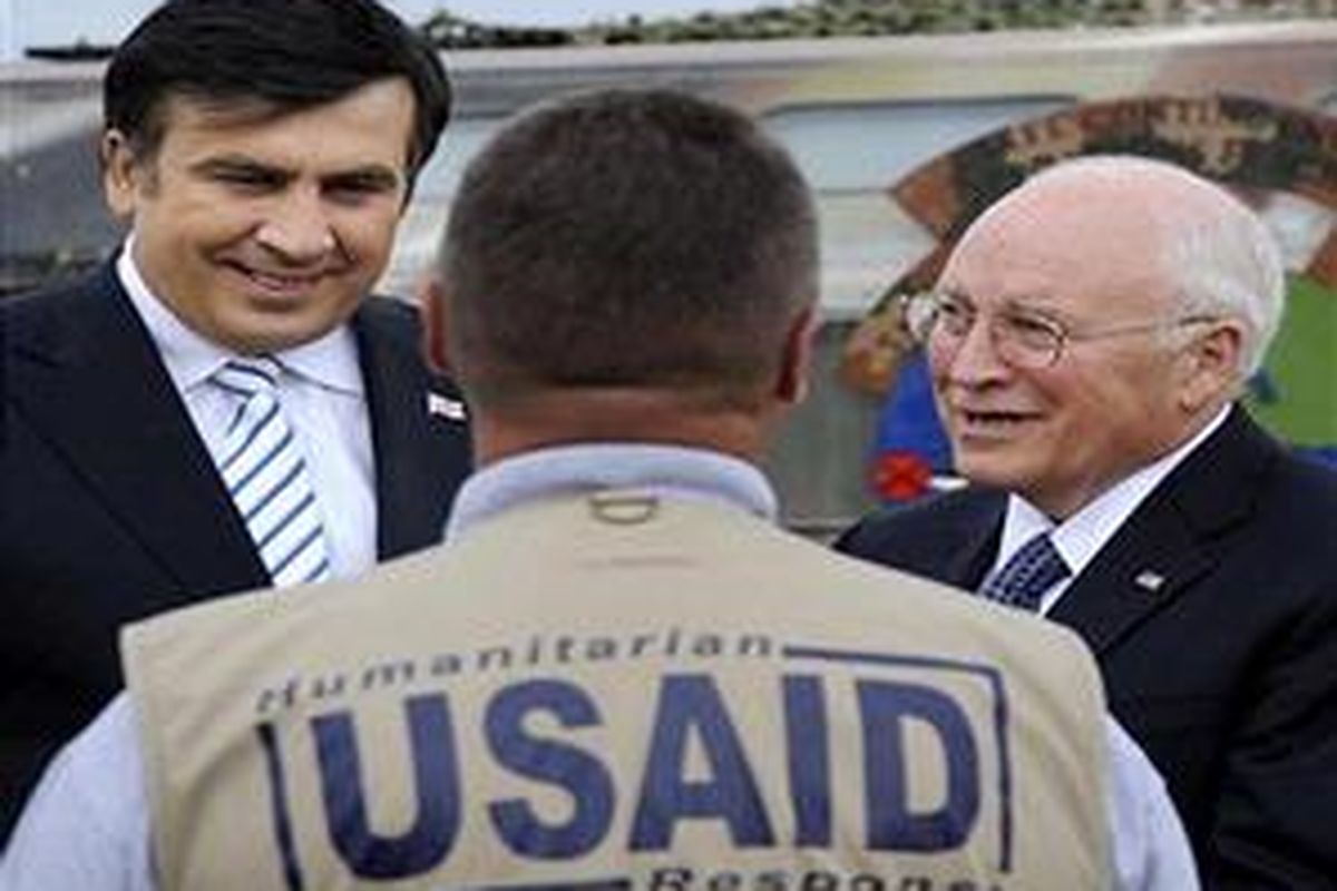 Wapres AS Dick Cheney (kanan) dan Presiden Georgia Mikheil Saakashvili (kiri) bicara dengan petugas USAID di Tbilisi, 4 September 2008.