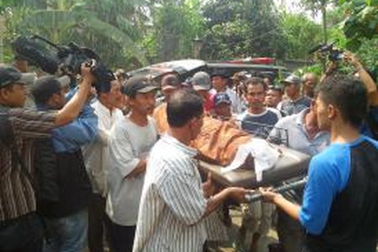 Jenazah Suniyem, salah satu korban kecelakaan bis Harapan Jaya di Waru, Kabupaten Sidoarjo, tiba dirumah duka di Desa Bangsongan, Kecamatan Kayen Kidul, Kabupaten  Kediri, Senin (13/10/2014).