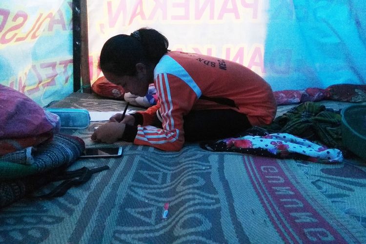 Indiriana , siswa SMK N 1 Magetan  terpaksa ngasak (mencari sisa padi disawah yang habis dipanen)  agar bisa membeli HP untuk belajar secara daring.  Dia juga sering menerima ejekan dari teman sekolahnya di SMP karena tinggal di rumah bekas kandang ayam.