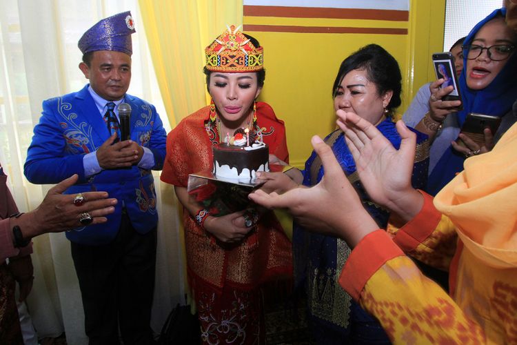 Calon Gubernur Kalbar Karolin Margret Natasa meniup lilin kue ulang tahun yang diberikan pihak Kerabat Istana Alwatzikhoebillah (13/3/2018) 