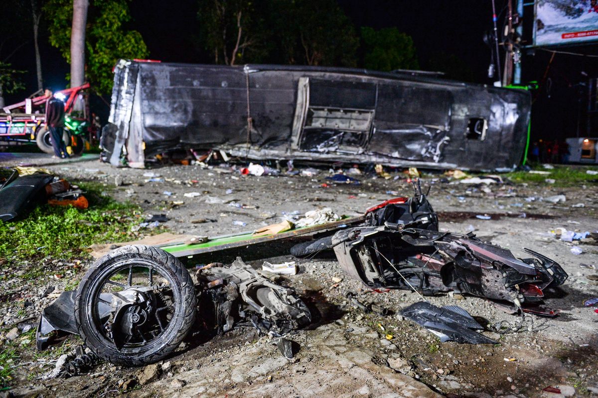 Kondisi bangkai bus dan motor yang terlibat kecelakaan di Desa Palasari, Kecamatan Ciater, Kabupaten Subang, Jawa Barat, Sabtu (11/5/2024). Hingga Sabtu (11/5) malam, petugas gabungan dari BPBD, Polri, TNI dan Damkar masih mendata jumlah korban meninggal dunia dan korban luka-luka pada kecelakaan tersebut.